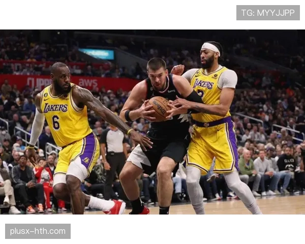 戈贝尔挡拆保护篮筐效率提升，内线防守成湖人核心盾牌