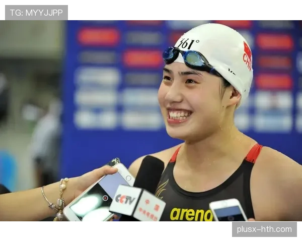 张雨霏泳池边一身名牌，下水瞬间秒变运动狂魔，这反差我服了！