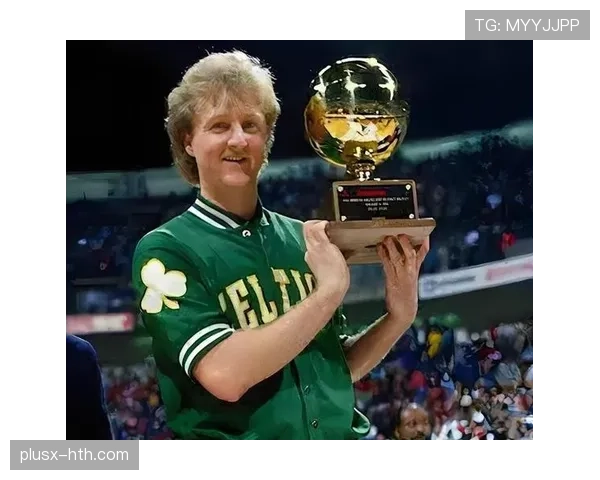 拉里·伯德精准无球跑动拉开空间显著提升三分命中率