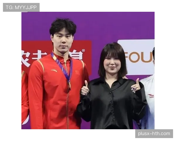 覃海洋训练完穿拖鞋去吃宵夜，手上的那块名表让我瞬间怀疑人生